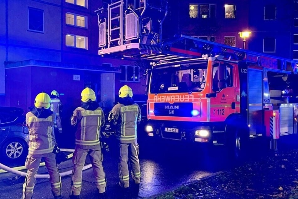 64 Feuerwehrleute rückten an.