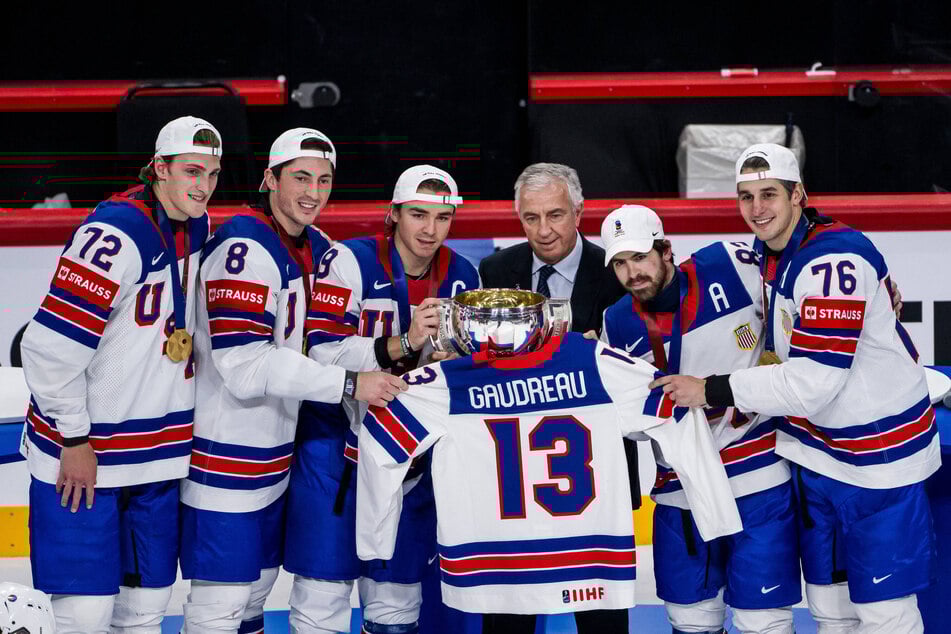 Die Spieler der USA halten nach ihrem WM-Triumph das Trikot ihres Ex-Kollegen Johnny Gaudreau (†31) hoch.