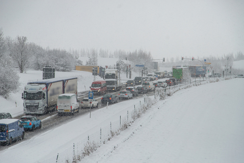 Auf den Straßen im Landkreis Zwickau war am Freitagvormittag vielerorts Geduld gefragt. Es kam aufgrund des Winterchaos zu mehreren Staus.