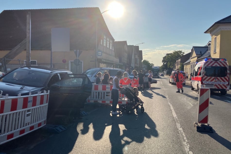 Sechs Personen wurden bei dem Unfall verletzt, darunter drei Kinder.