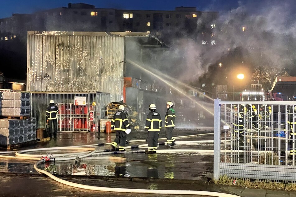 Hamburg: Lagerstätte neben Lidl brennt: Feuerwehr warnt vor starker Rauchentwicklung