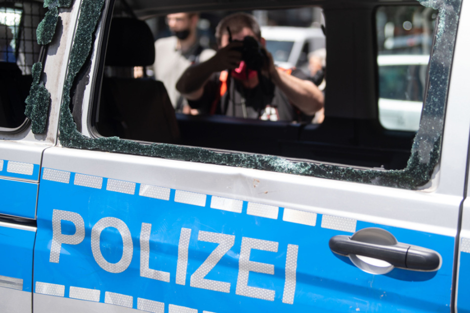 Ein Polizeiauto, das während der nächtlichen Randale in Stuttgart beschädigt wurde.
