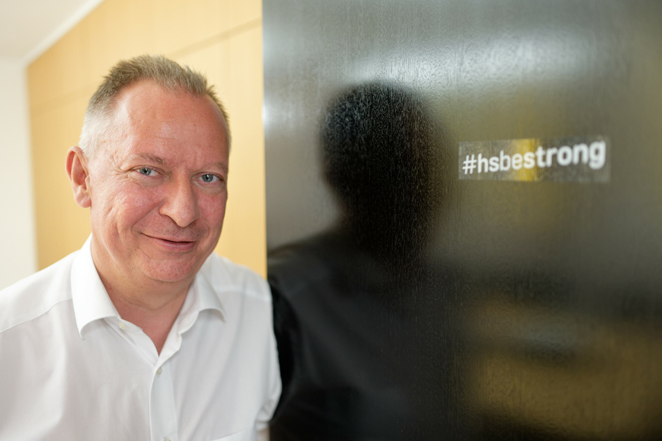 An der Bürotür von Landrat Pusch klebt ein Aufkleber mit dem Hashtag #hsbestrong.