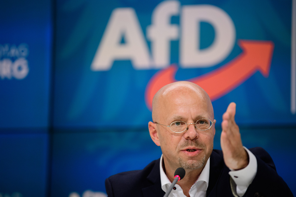 Dem Verfassungsschutz liegt eine Mitgliederliste der inzwischen verbotenen "Heimattreuen Deutschen Jugend" vor, auf welcher Andreas Kalbitz (47) aufgeführt ist.