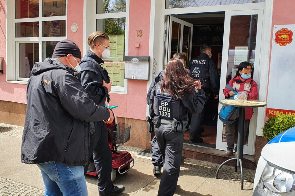 Die Bundespolizei durchsuchte die Wohn- und Geschäftsräume eines Verdächtigen.