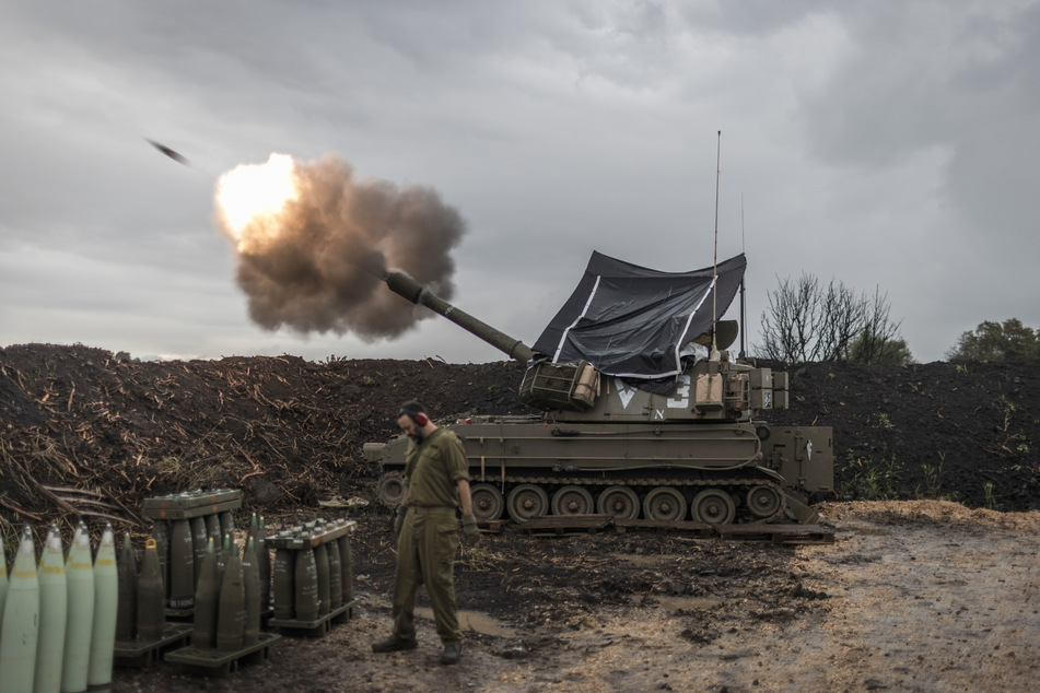 Israelische Soldaten feuern nahe der Grenze zum Libanon eine Haubitze ab.