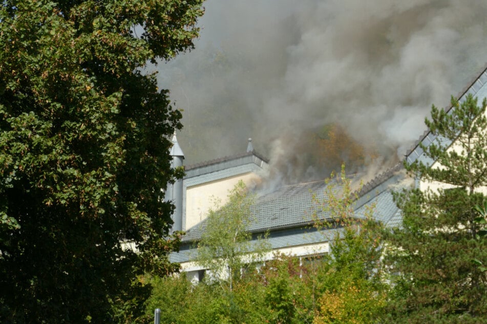 Verlassenes Gebäude plötzlich in Flammen: Wie konnte es dazu kommen?