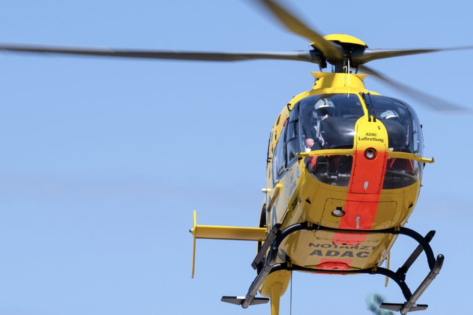 Ein Rettungshubschrauber brachte die teils Schwerverletzten in ein nahes Krankenhaus. (Symbolbild)