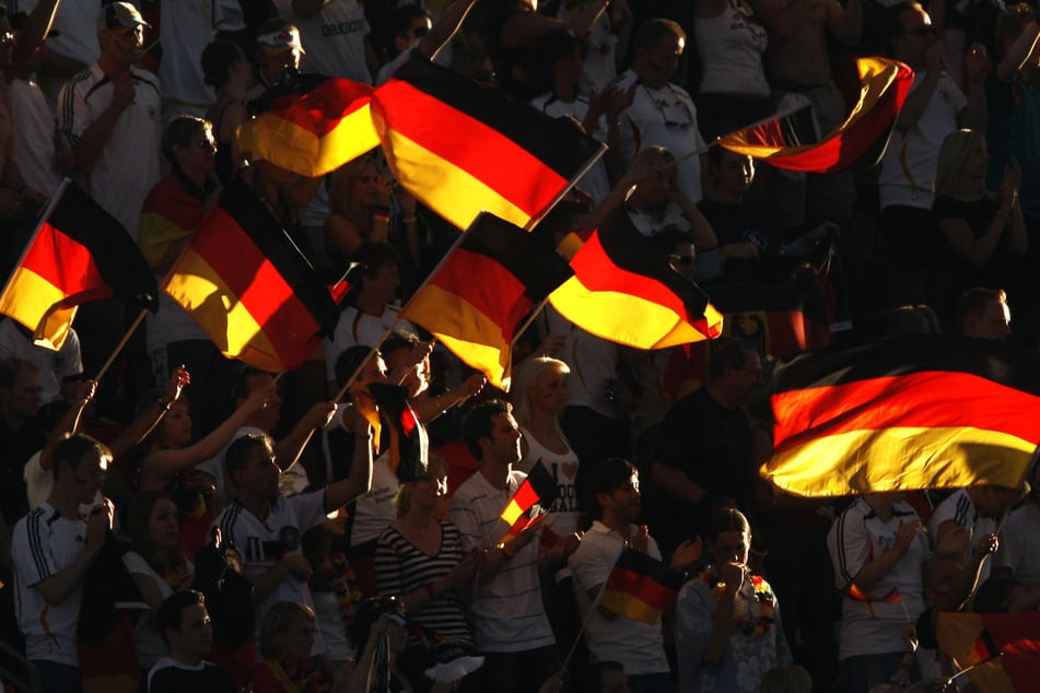 Bringen Sonnenstrahlen die Deutschlandfahnen in Thüringen zum Leuchten? Am frühen Abend soll es vielleicht größere Auflockerungen geben.