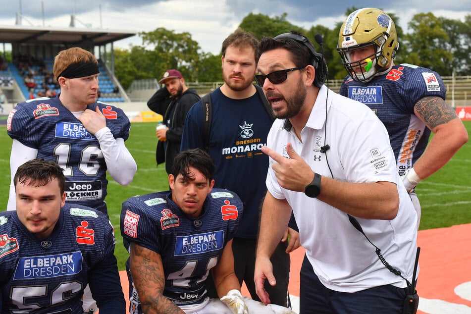 Der frühere Headcoach John Leijten (59, r.) hat den Monarchs einen Tipp gegeben.