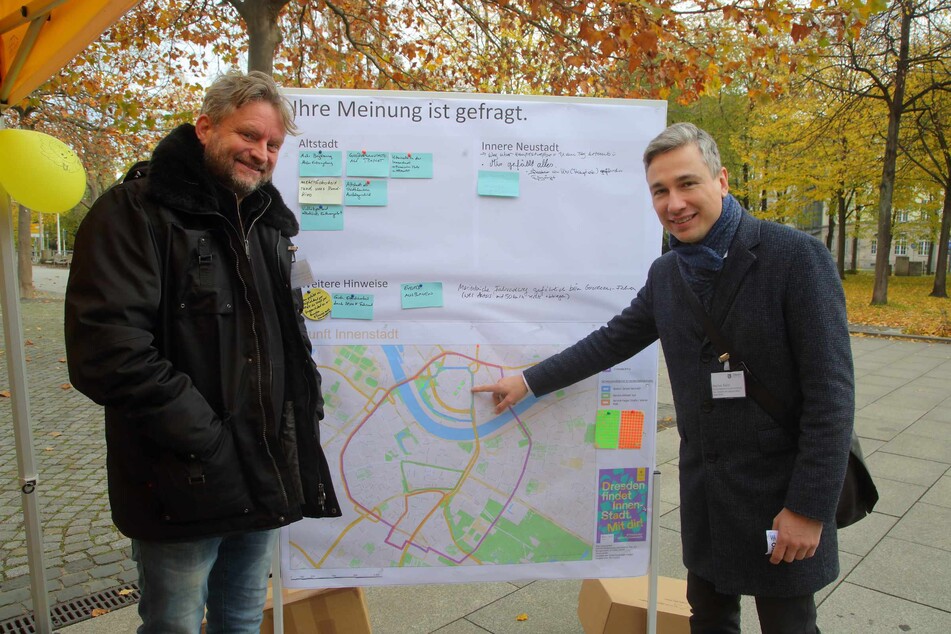 Bürgerbefragung auf dem Albertplatz mit Stadtplaner Hans Martin Pfohl (54, l.) und Baubürgermeister Stephan Kühn (43, Grüne).