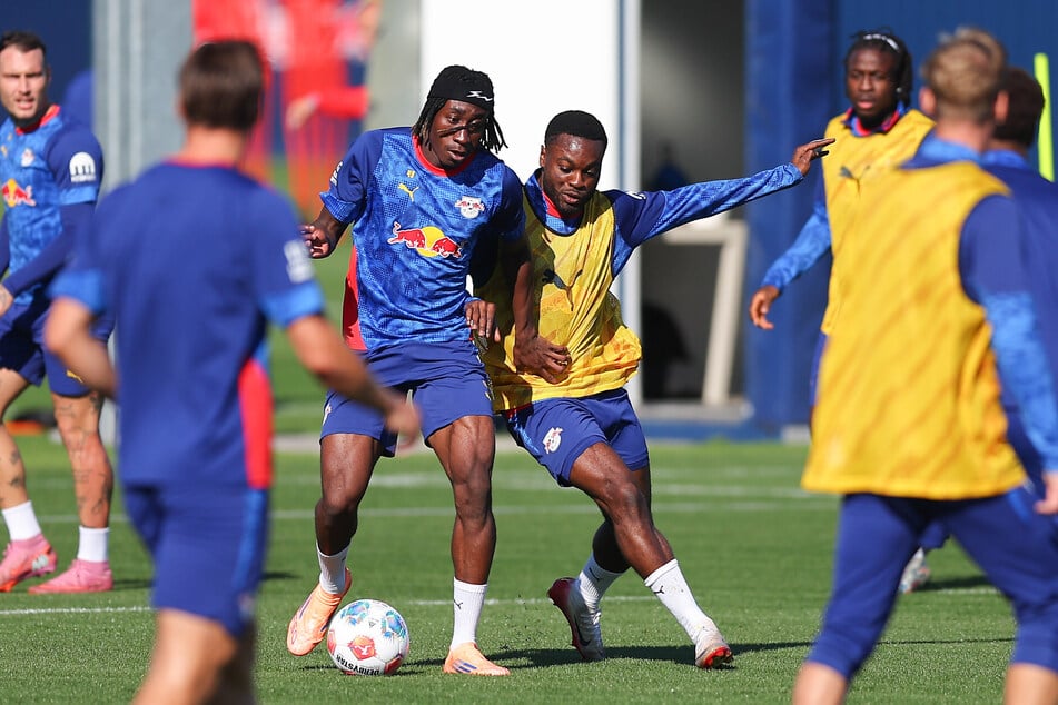 Yan Diomande (18, l.) und Ridle Baku (27, r.) haben es zusammen in ihre Nationalmannschaften geschafft.