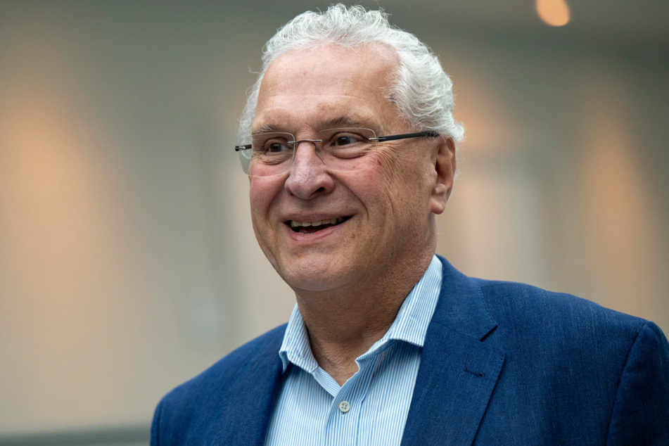 Bayerns Innenminister Joachim Herrmann (69, CSU) will den Verfassungsschutz im Freistaat technisch besser aufstellen.