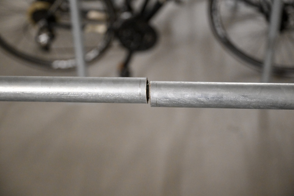 Mehr als 50.000 Euro Schaden sollen die Täter bereits verursacht, Spielekonsolen, Rucksäcke und andere Habseligkeiten gestohlen haben. Auch Fahrräder waren vor ihnen nicht sicher. Die Fahrradbügel sägten sie einfach mit einer Flex auf.