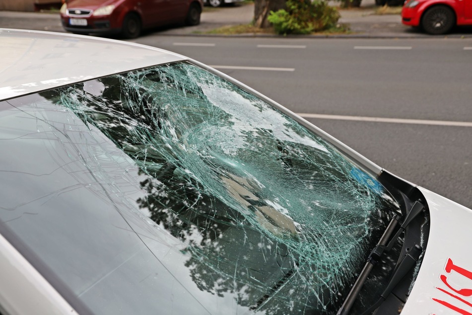 Die Windschutzscheibe des VW up wurde durch die Kollision mit dem jungen Radfahrer (11) völlig zerstört.