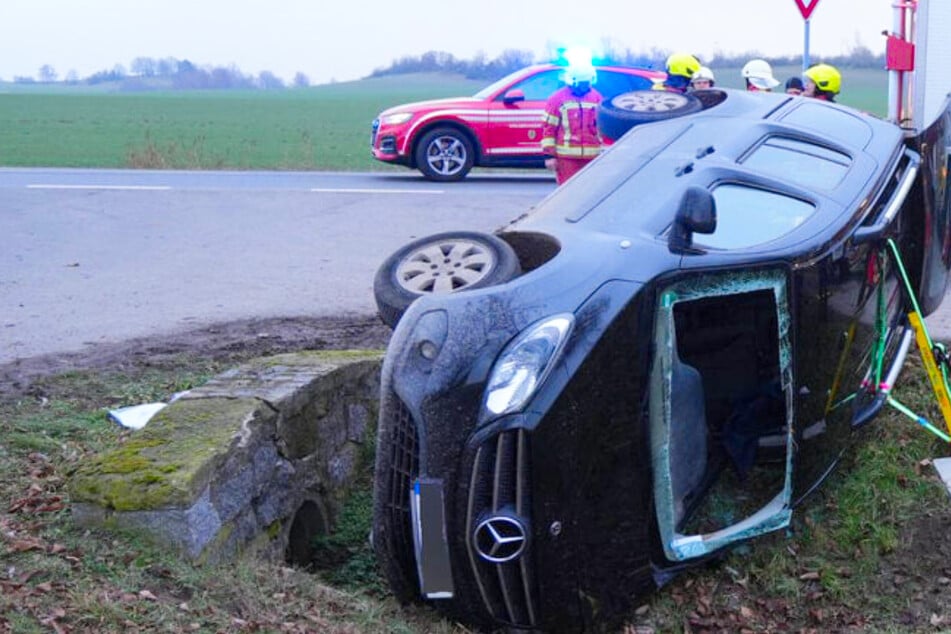 Schwerer Unfall auf der B87: Kleinbus überschlägt sich und bleibt im Graben liegen