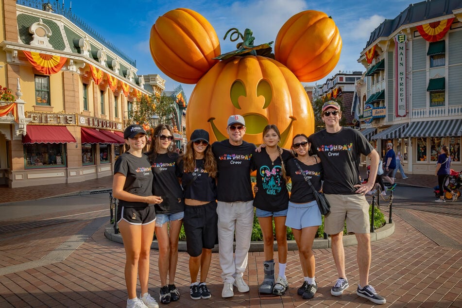 Gemeinsam mit seiner Familie und Freunden feierte Matt Damon den 18. Geburtstag seiner Tochter im Disneyland.