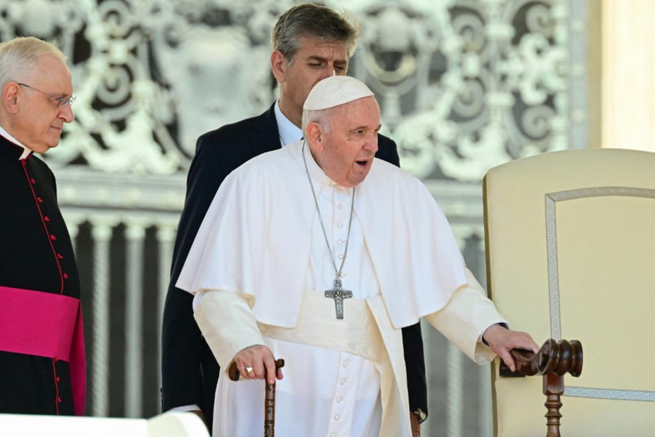 Zuletzt soll sich Papst Franziskus (85) mit starken Knieschmerzen geplagt haben, musste zeitweilig gar im Rollstuhl sitzen.