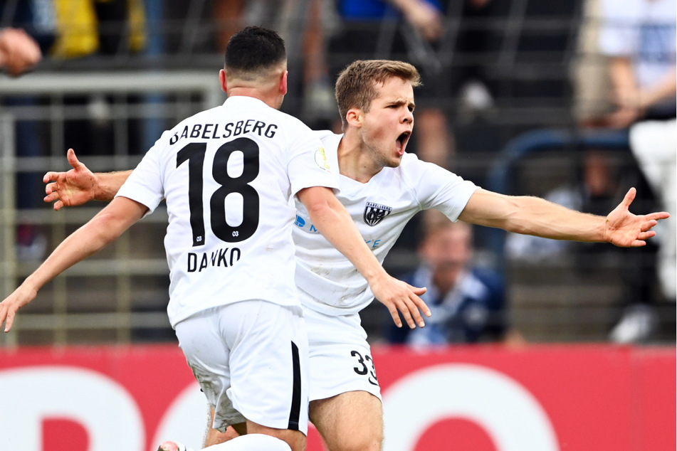 Wohin nur mit den Emotionen? Der SV Babelsberg 03 erlebte gegen die SpVgg Greuther Fürth eine Achterbahnfahrt der Gefühle, setzte sich am Ende nach Elfmeterschießen durch und feierte die Sensation ausgelassen.