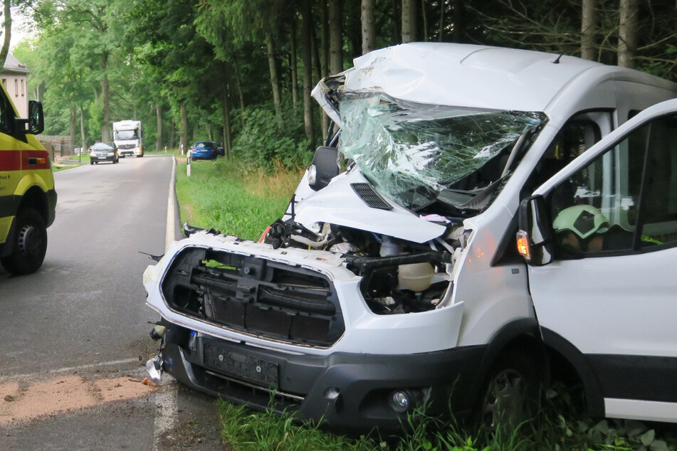 Der Transporter wurde bei dem Unfall vollkommen demoliert. Die Fahrerin kam verletzt ins Krankenhaus.