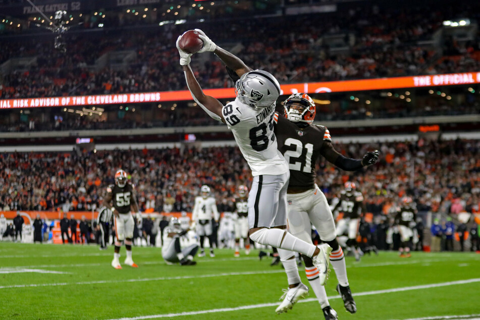 Raiders wide receiver Bryan Edwards (c) makes a 5-yard touchdown catch against the Browns.