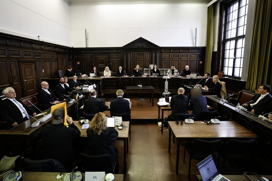 Nach einer kurzen Unterbrechung gegen 15 Uhr, ist der Prozess wieder in vollem Gange.