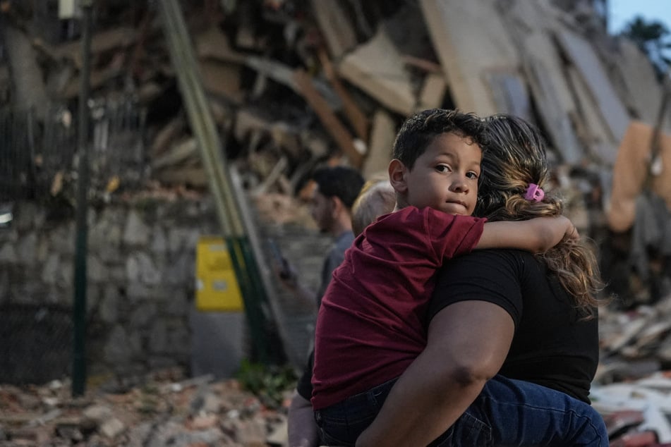 Venezuela earthquakes: World sends rescuers and aid as death toll reaches nearly 200