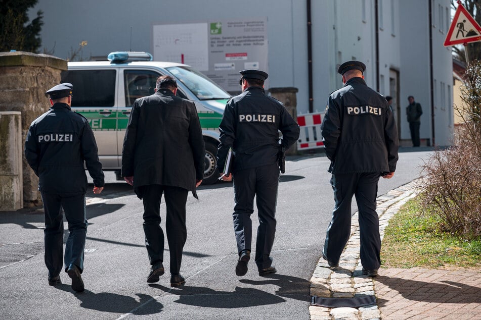 Polizisten sind nach der schockierenden Tat in der Einrichtung in Wunsiedel vor Ort.