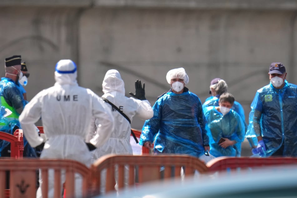 Im Zuge der Evakuierung des Virus-Schiffes auf Teneriffa ist ein Polizeibeamter an einem Herzinfarkt gestorben.