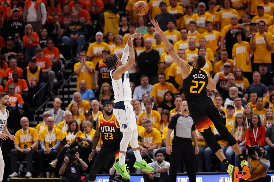 Dallas Mavericks guard Jalen Brunson goes up to shoot against the Jazz.