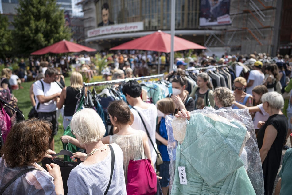 Wem an diesem Sonntag der Sinn nach einem Besuch auf dem Flohmarkt steht, hat in Köln die Qual der Wahl. (Archivbild)