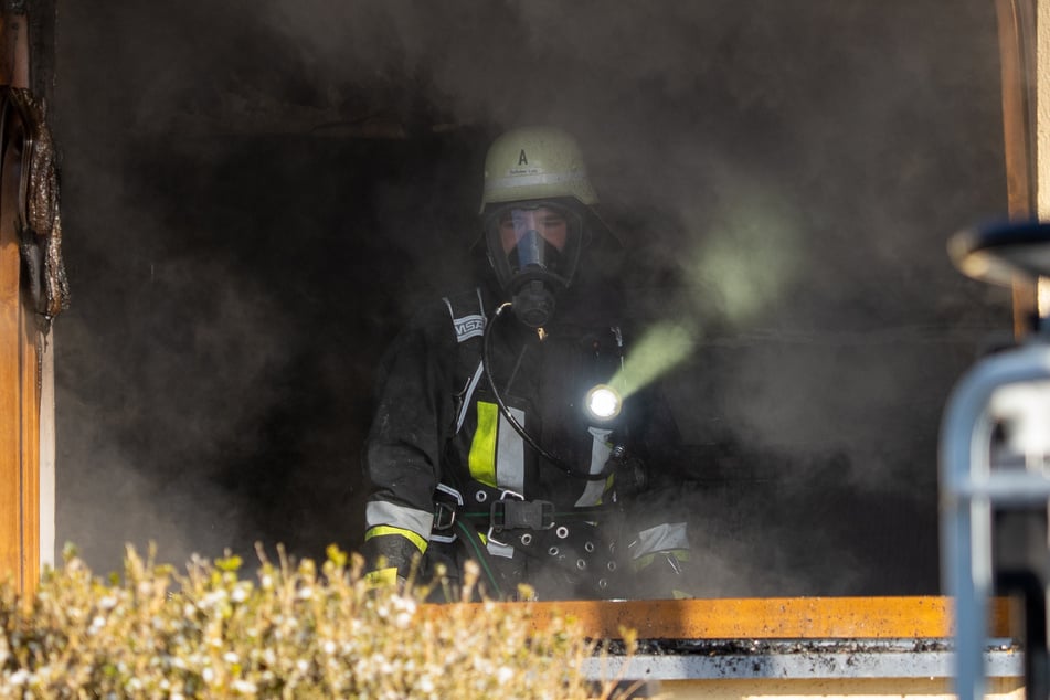 Feuerwehrmänner kümmerten sich um die Flammen.