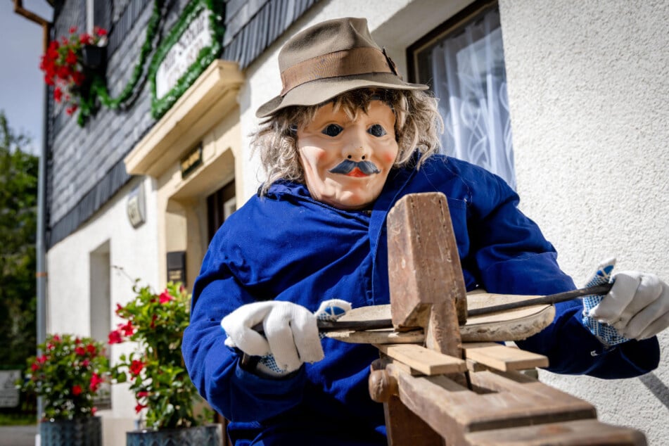 An einigen Häusern stehen schon traditionell die Figuren, hier ein Stellmacher vor der Alten Schule.