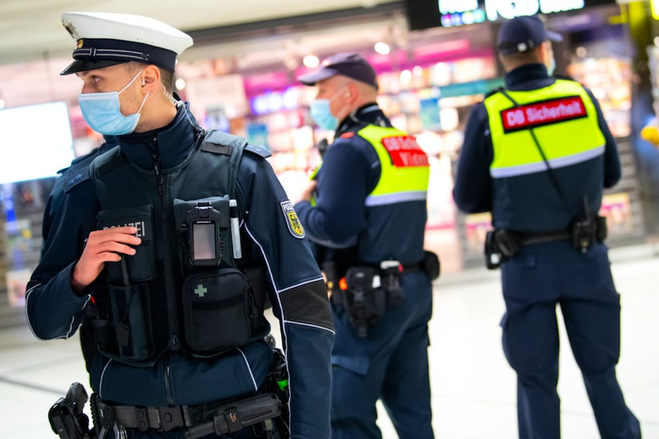 Sicherheitsmitarbeiter der Deutsche Bahn kontrollieren zusammen mit Polizisten am Münchner Hauptbahnhof.