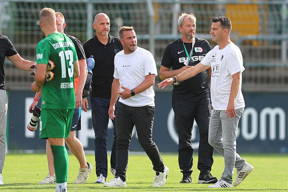 GFC-Trainer Lars Fuchs (42, 3.v.r.) und Chemies Coach Miroslav Jagatic (48, r.) beim Regionalliga-Spiel in Leipzig.