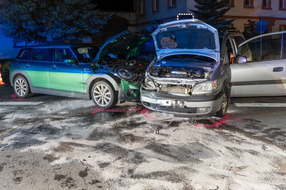 Bei dem Kreuzungscrash wurden zwei Personen leicht verletzt.