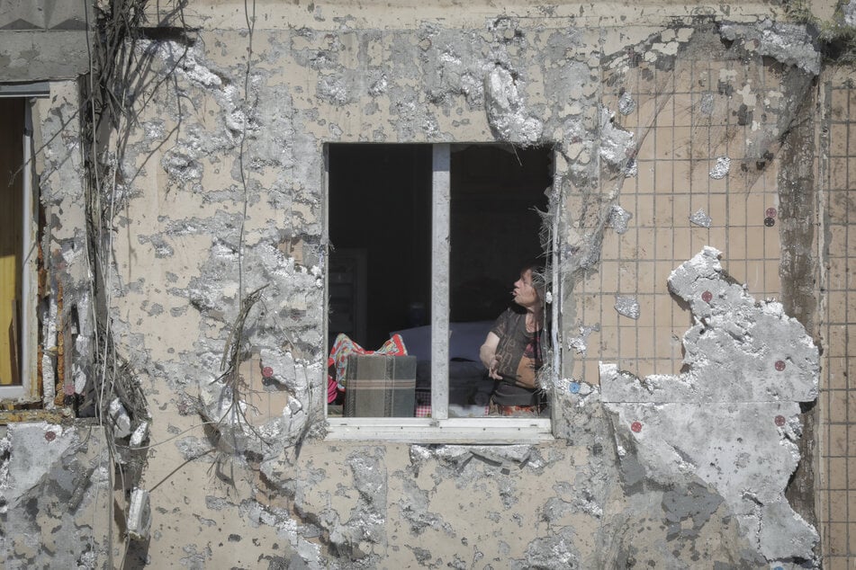 Bewohner sind in einem Wohnhaus in Odessa zu sehen, dass bei einem massiven russischen Drohnenangriff beschädigt wurde. In der ukrainischen Hafenstadt sind durch nächtliche russische Drohnenangriffe am 10. Juni mehrere Menschen verletzt und getötet worden.