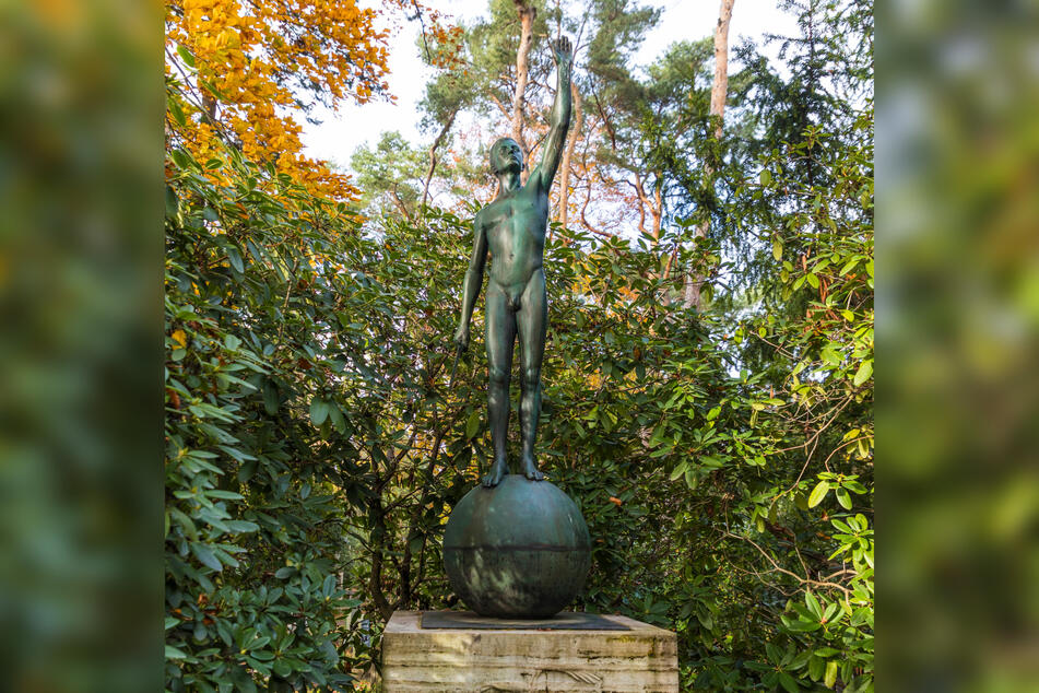 Die Statue am Grab des Jagdfliegers Max Immelmann (1890-1916).