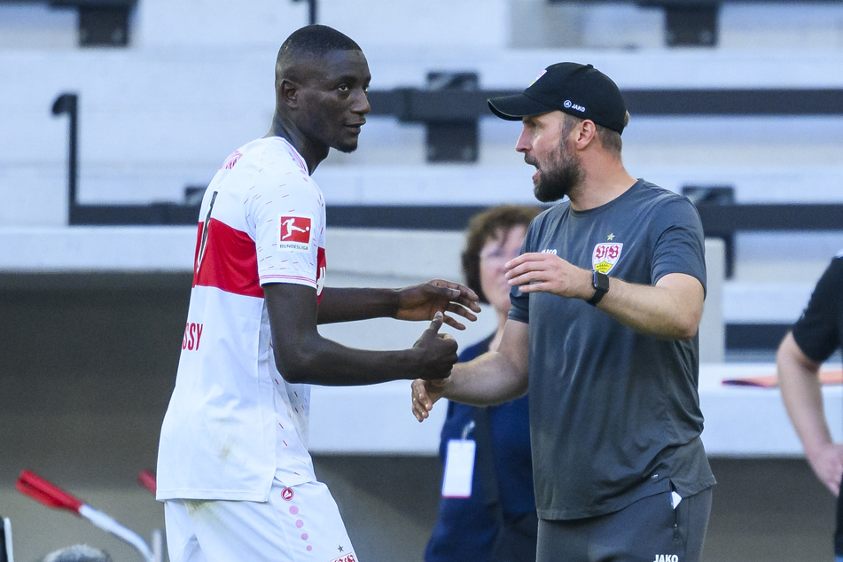 VfB-Übungsleiter Sebastian Hoeneß (41, r.) muss beim Ländle-Derby auf seinen treffsichersten Spieler, Serhou Guirassy (27) verzichten, der mit seiner Nationalmannschaft beim Afrika-Cup gefordert ist.