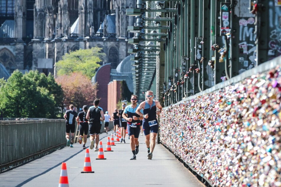 Die Laufstrecke führt entlang des Doms über die Hohenzollernbrücke. (Archivfoto)