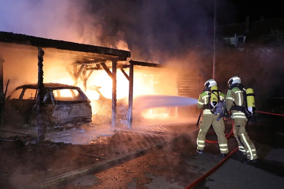 Mit Wasser und Schaum versuchten die Feuerwehrmänner, den Brand zu stoppen.