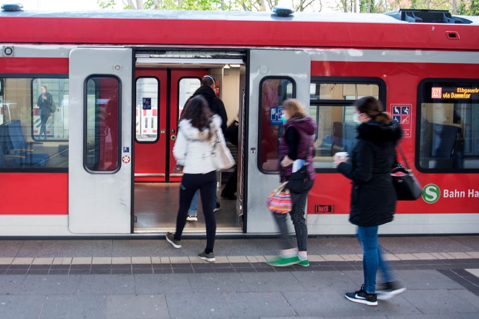 Antisemitismus: Jugendliche pöbeln und spucken Juden in S-Bahn an