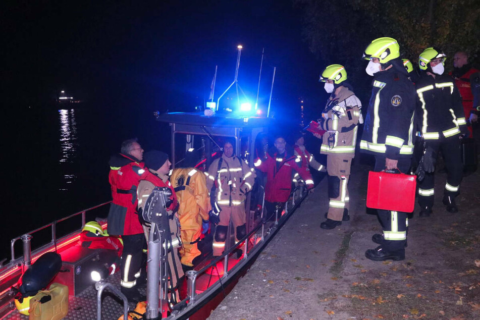 Feuerwehr, Polizei und Arbeiter Samariter Bund haben stundenlang ein etwa zwei Kilometer langes Teilstück der Spree nach der Vermissten abgesucht.