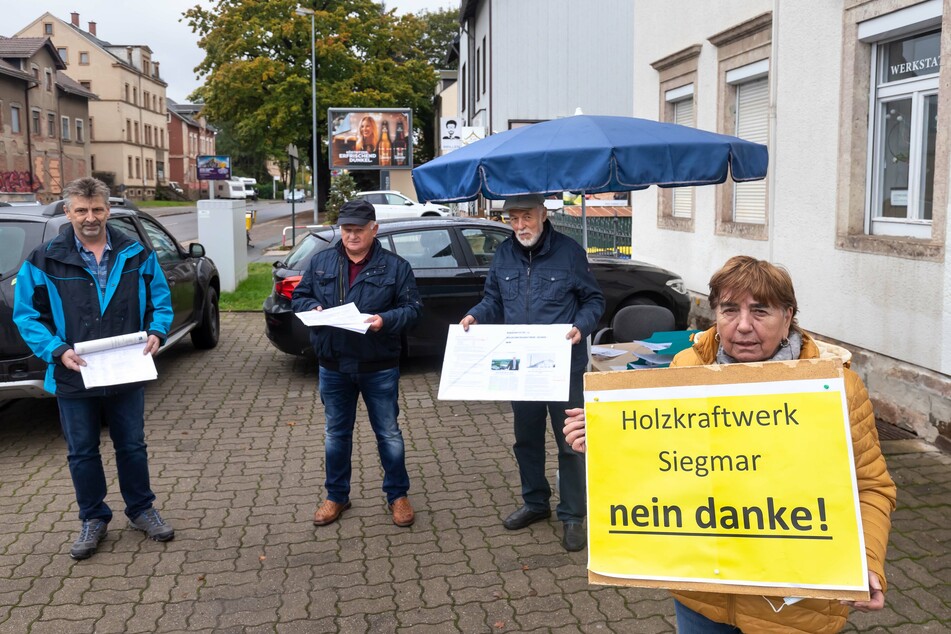 "Holzheizkraftwerk Siegmar: nein danke"! Uwe Scharschmidt (57), Florian Ziesch (71), Gerd Rehm (75), Käthe Edelmann (80,v.l.) protestieren gegen das geplante Kraftwerk.