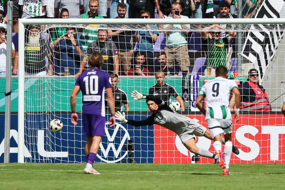 Trotz des 1:3 zum "Man of the Match" gewählt: FCE-Keeper Martin Männel (36, M.), der hervorragend hielt - wie hier den Elfmeter von Julian Weigl kurz vor der Pause.