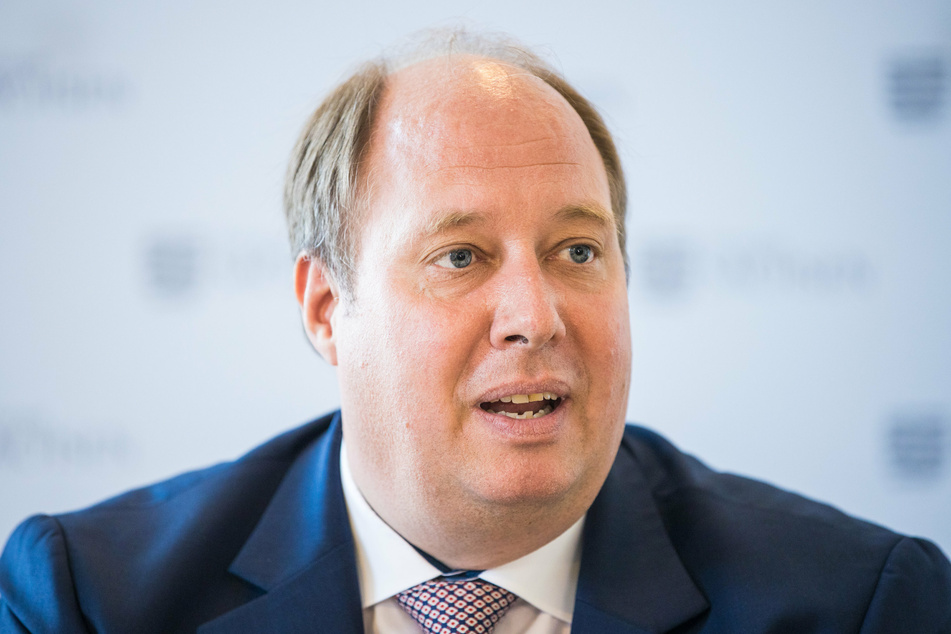 Kanzleramtsminister Helge Braun (48, CDU) löste eine heftige Debatte aus. Menschen, die nicht gegen Corona geimpft sind, sollten laut Braun deutlich weniger Freiheiten haben.