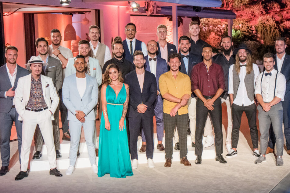"Bachelorette" Melissa Damilia (25) umgeben von 20 Männern, die sie kennenlernen durfte.