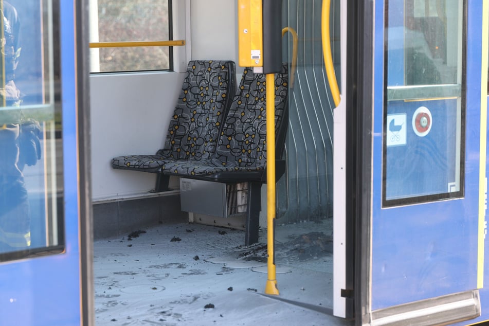 Gera: Die Straßenbahn nach dem Brandanschlag.