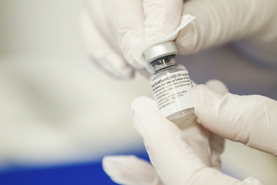Etwa 30.000 Impfstoff-Dosen gegen das Coronavirus soll Mecklenburg-Vorpommern bald erhalten.