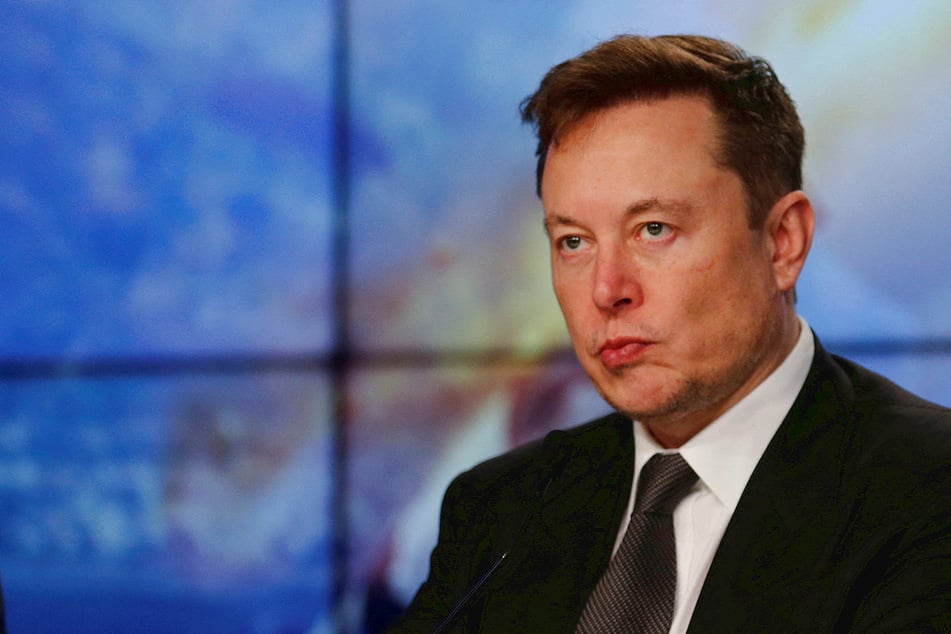 Elon Musk's daughter is distancing herself from her dad, as far as possible.